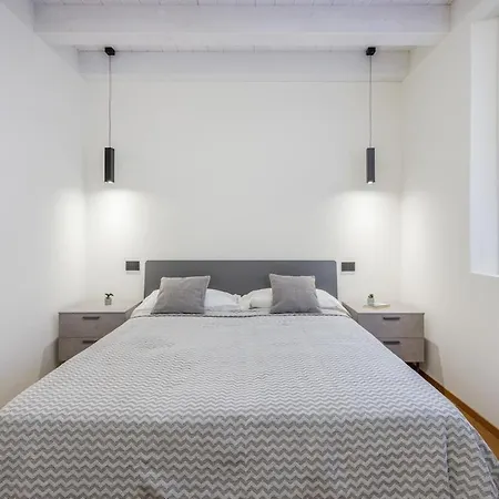 Stylish Loft With Private Garage Near Ghirlandina Apartman *