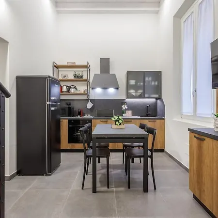 Stylish Loft With Private Garage Near Ghirlandina Apartman *