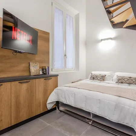 Stylish Loft With Private Garage Near Ghirlandina Apartman
