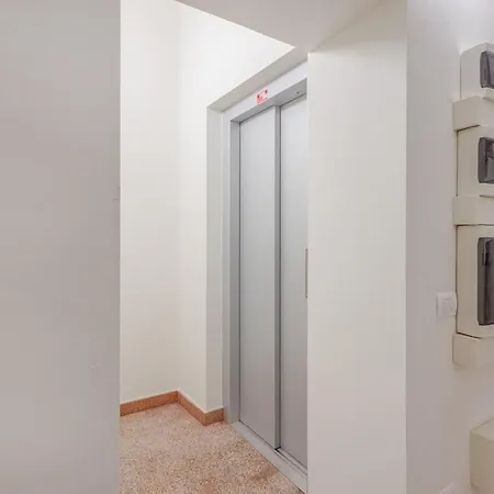 Stylish Loft With Private Garage Near Ghirlandina Apartman *