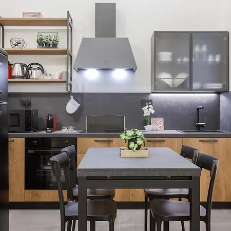 Stylish Loft With Private Garage Near Ghirlandina *