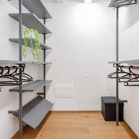 Stylish Loft With Private Garage Near Ghirlandina *
