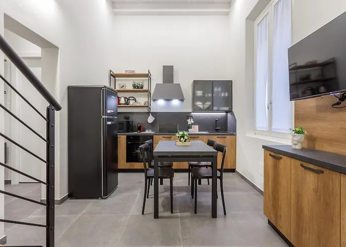Stylish Loft With Private Garage Near Ghirlandina Apartamento *